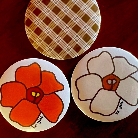 Set of 3 Puakenikeni and Palaka print button purse mirrors with satin pouches - Picture 2 of 6